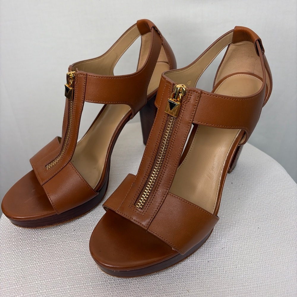 Michael Kors Brown Leather Front Zip Block Heel women’s Size 8(B94)”✨